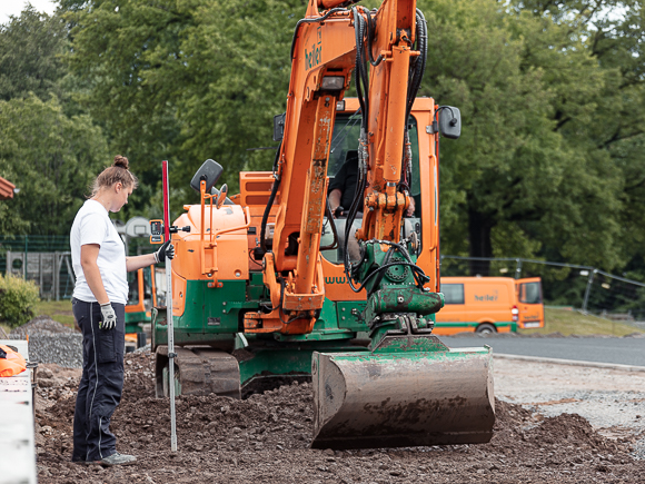 Arbeite mit deinen Kollegen im Sportplatzbau