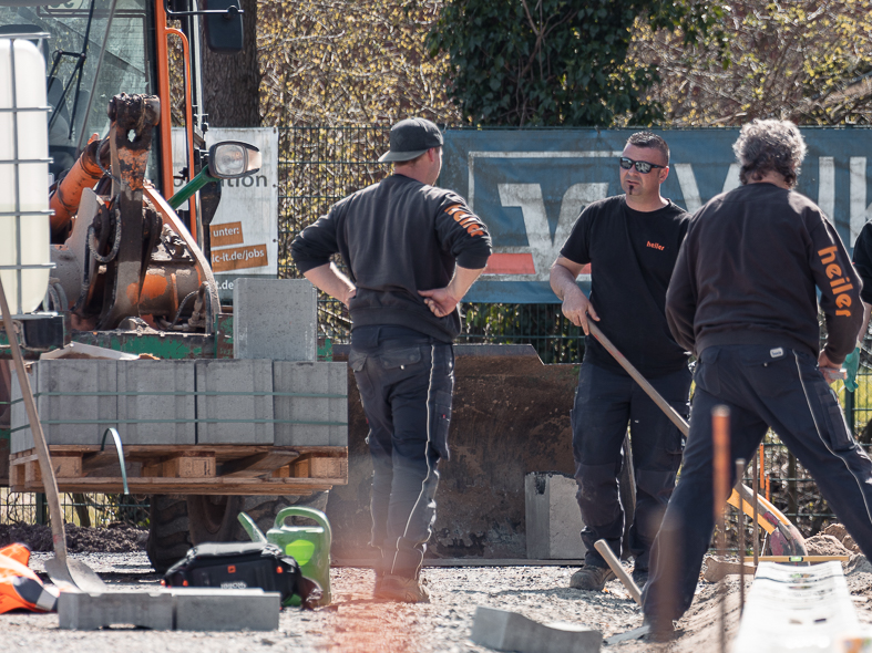 Mitarbeiter von heiler Arbeiten als Team auf einer Baustelle