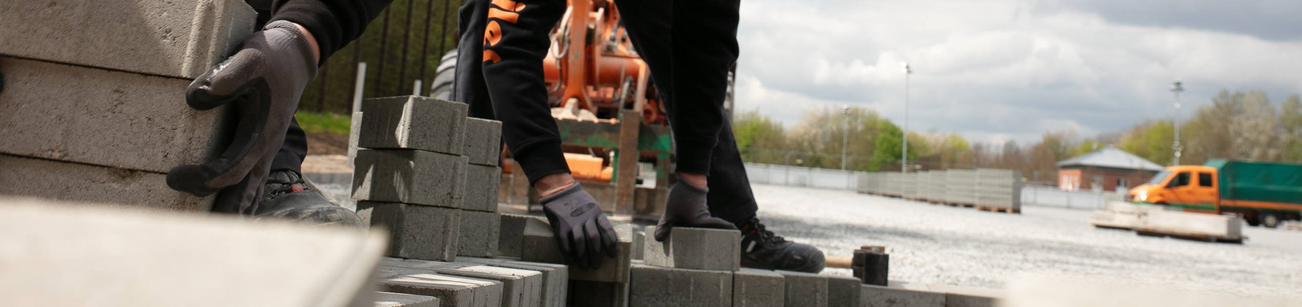 Pflasterarbeiten im Sportplatzbau