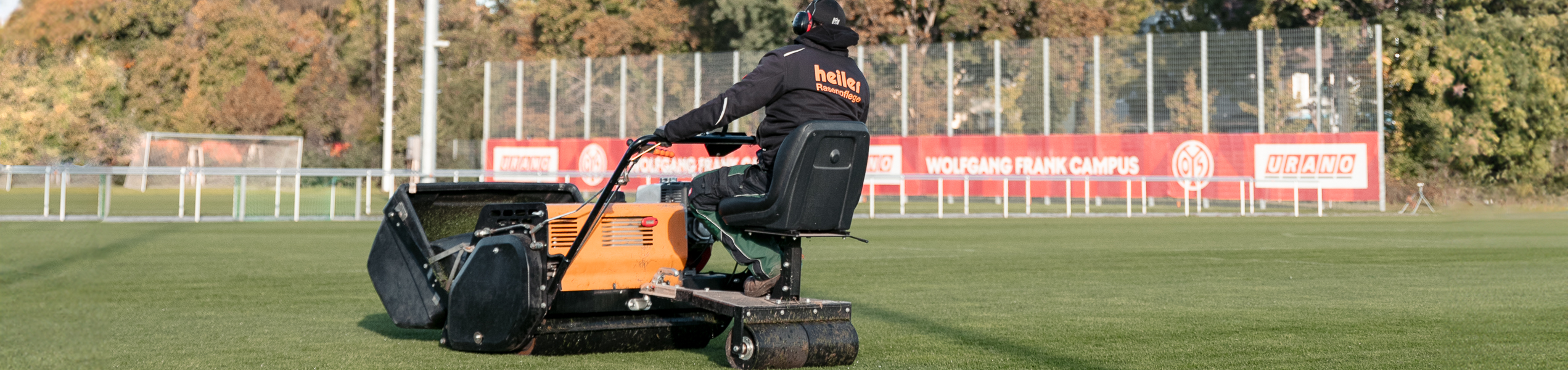 Greenkeeper bei der Rasenpflege beim 1. FSV Mainz 05